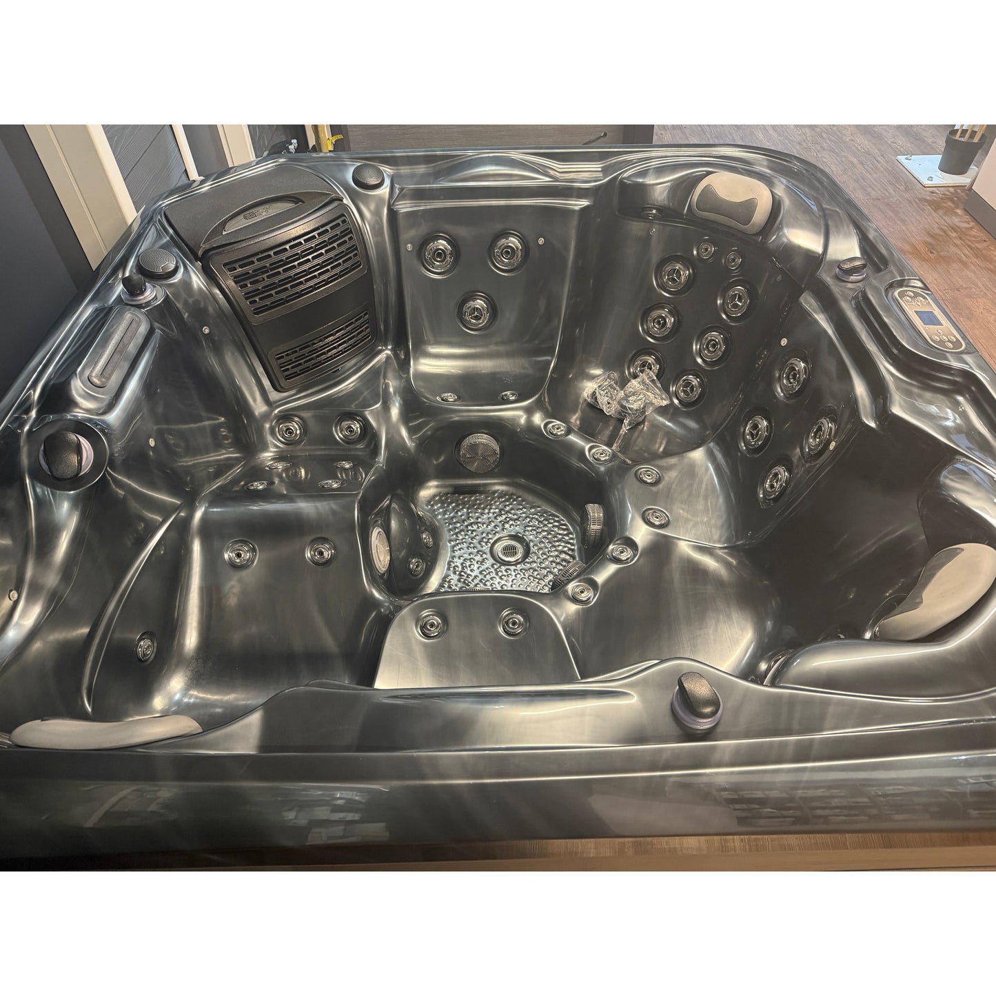 Refurbished 2nd Hand Pre Owned - Platinum Santorini Hot Tub