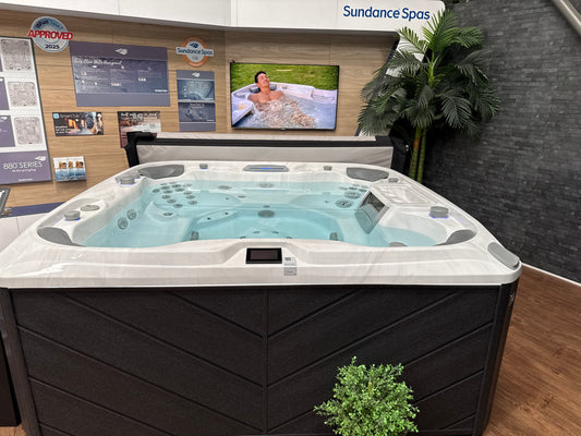 EX-DISPLAY - Sundance - 880 Optima Hot Tub & Nexus 7 Heat Pump