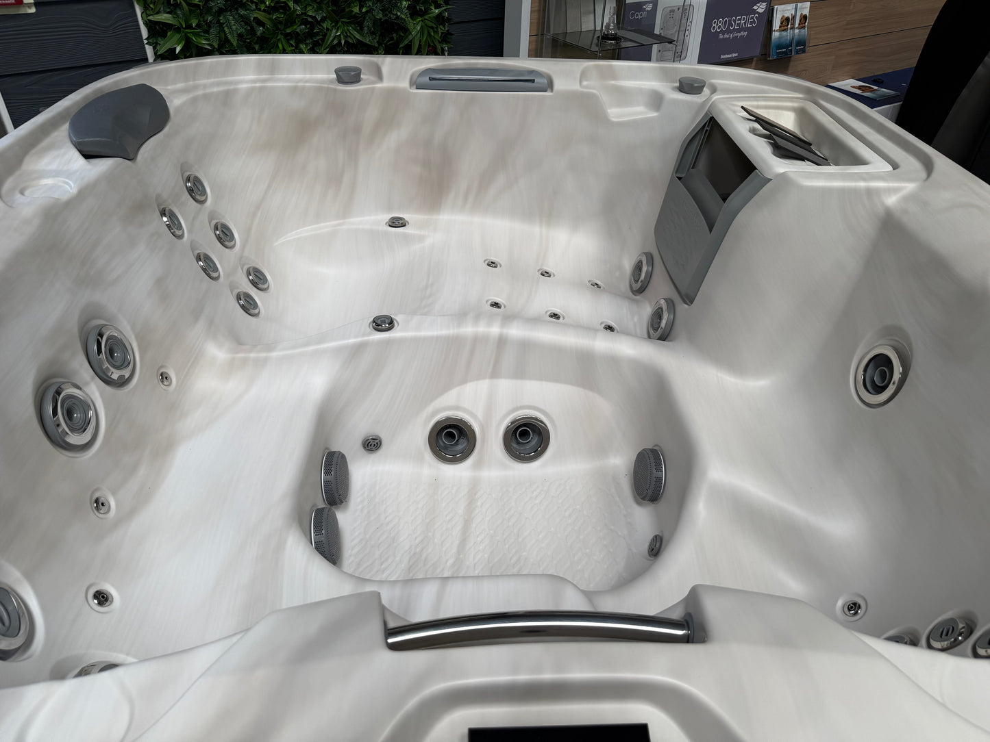 EX-DISPLAY - Sundance - 880 Altamar Hot Tub