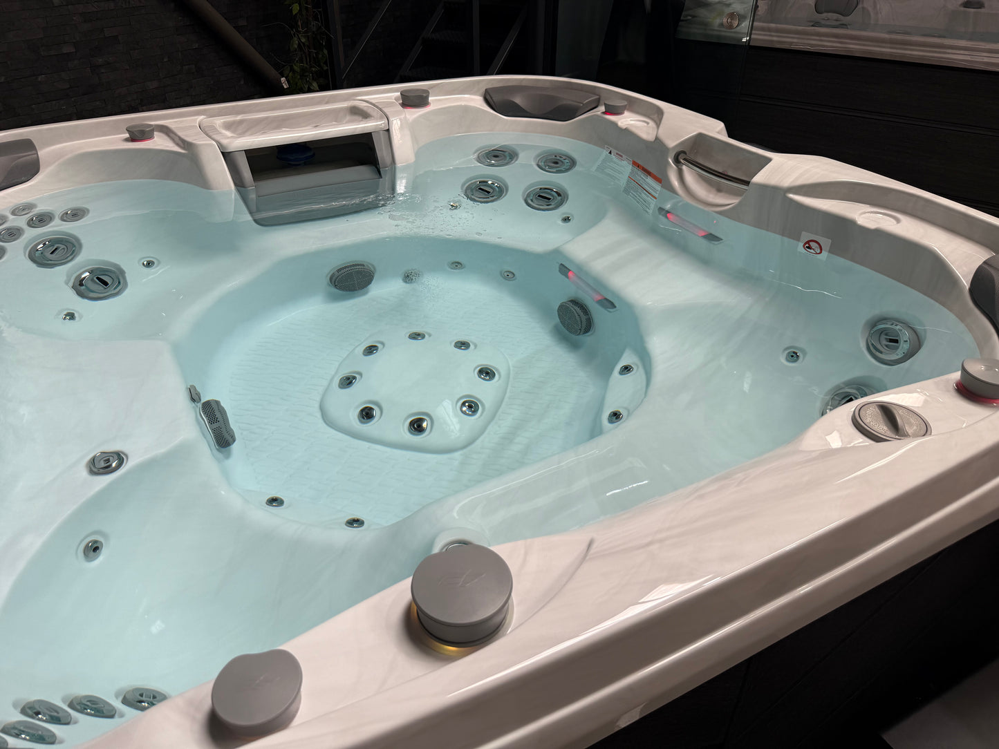 EX-DISPLAY - Sundance - 880 Optima Hot Tub & Nexus 7 Heat Pump