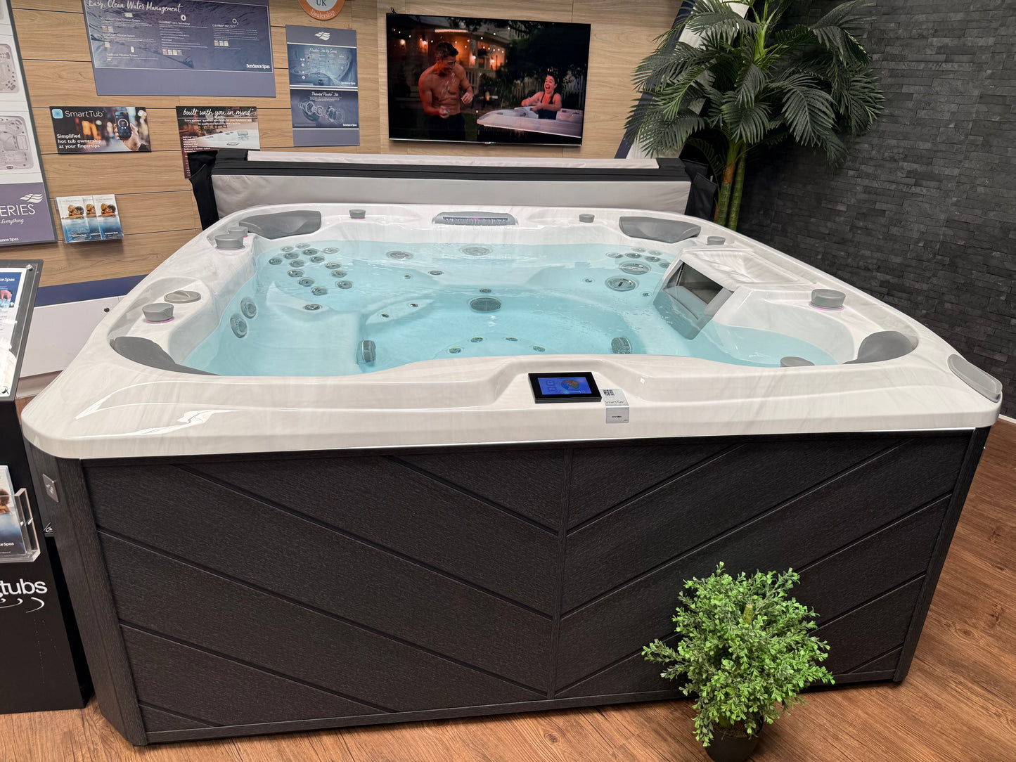 EX-DISPLAY - Sundance - 880 Optima Hot Tub & Nexus 7 Heat Pump