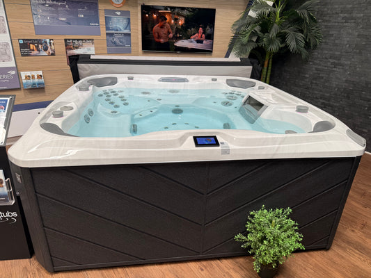 EX-DISPLAY - Sundance - 880 Optima Hot Tub & Nexus 7 Heat Pump