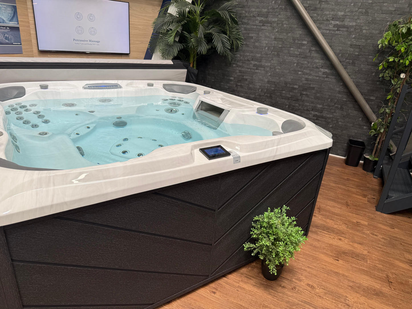 EX-DISPLAY - Sundance - 880 Optima Hot Tub & Nexus 7 Heat Pump