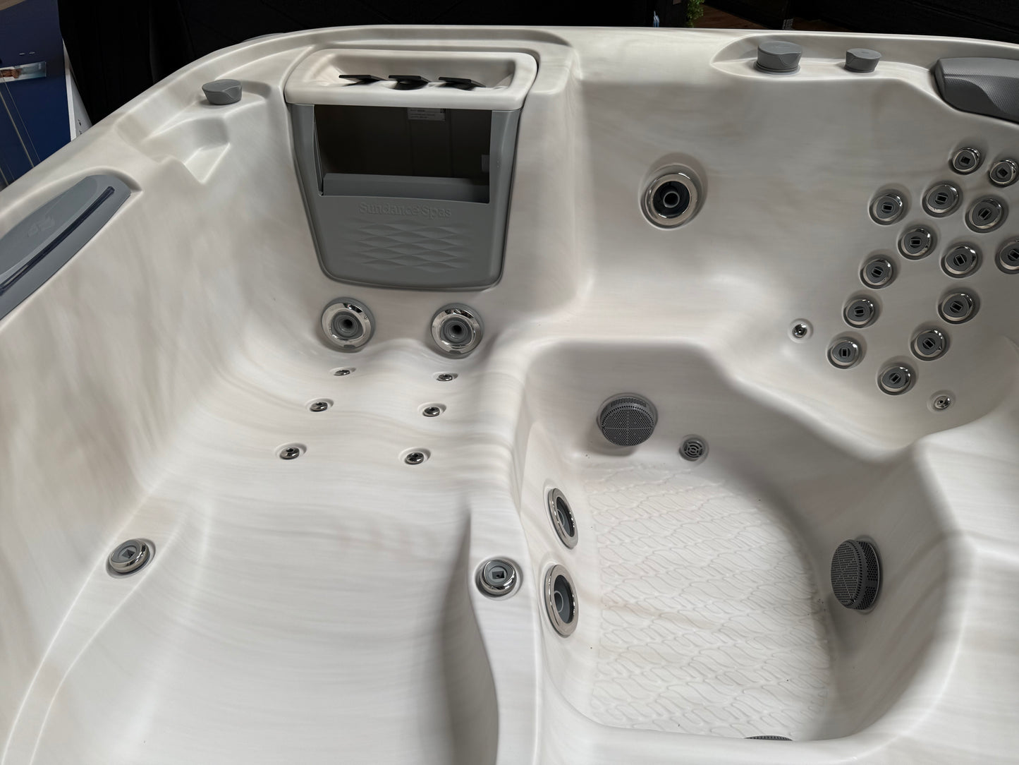EX-DISPLAY - Sundance - 880 Altamar Hot Tub