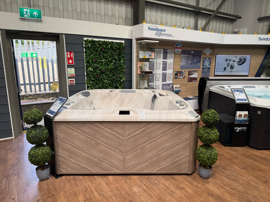 EX-DISPLAY - Sundance - 880 Altamar Hot Tub