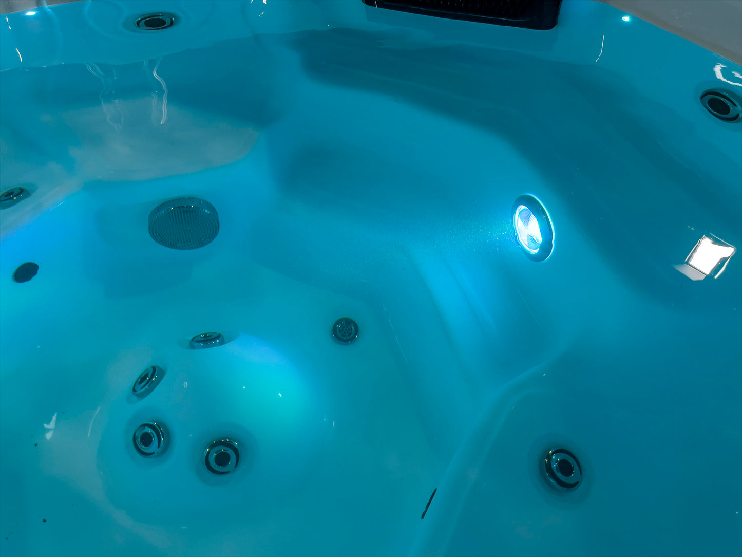 Holiday Let Hot Tub - HL730