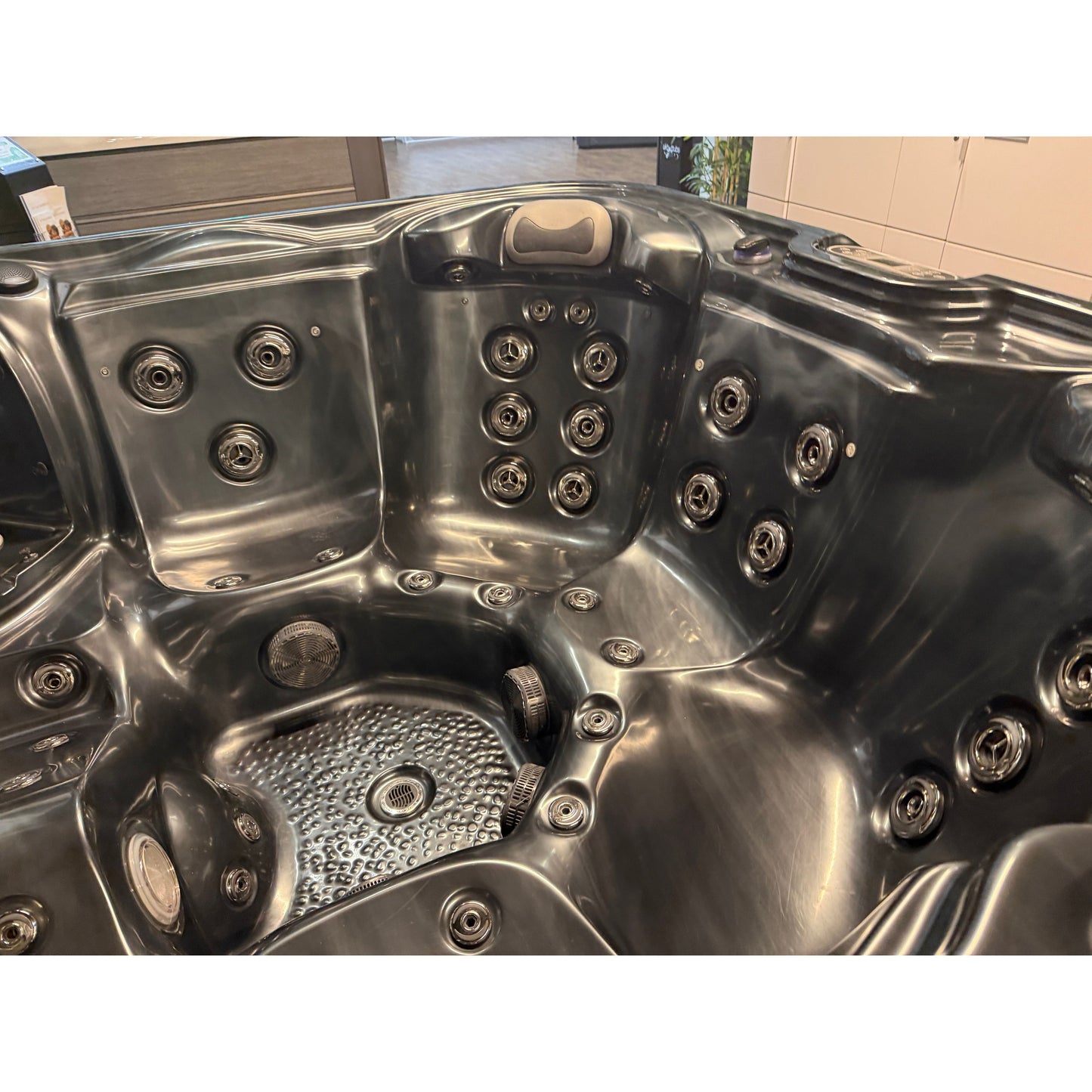 Refurbished 2nd Hand Pre Owned - Platinum Santorini Hot Tub